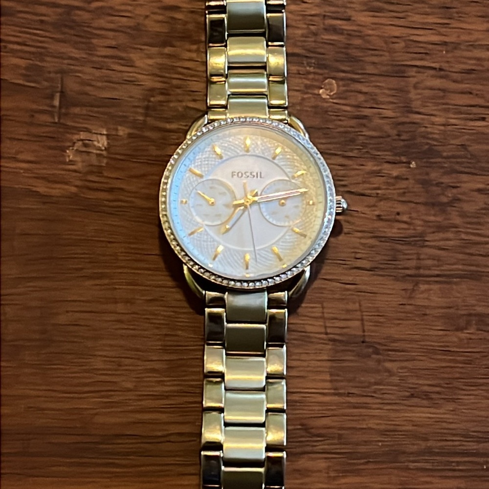 Fossil Gold Woman’s Watch With Diamonds. - image 3